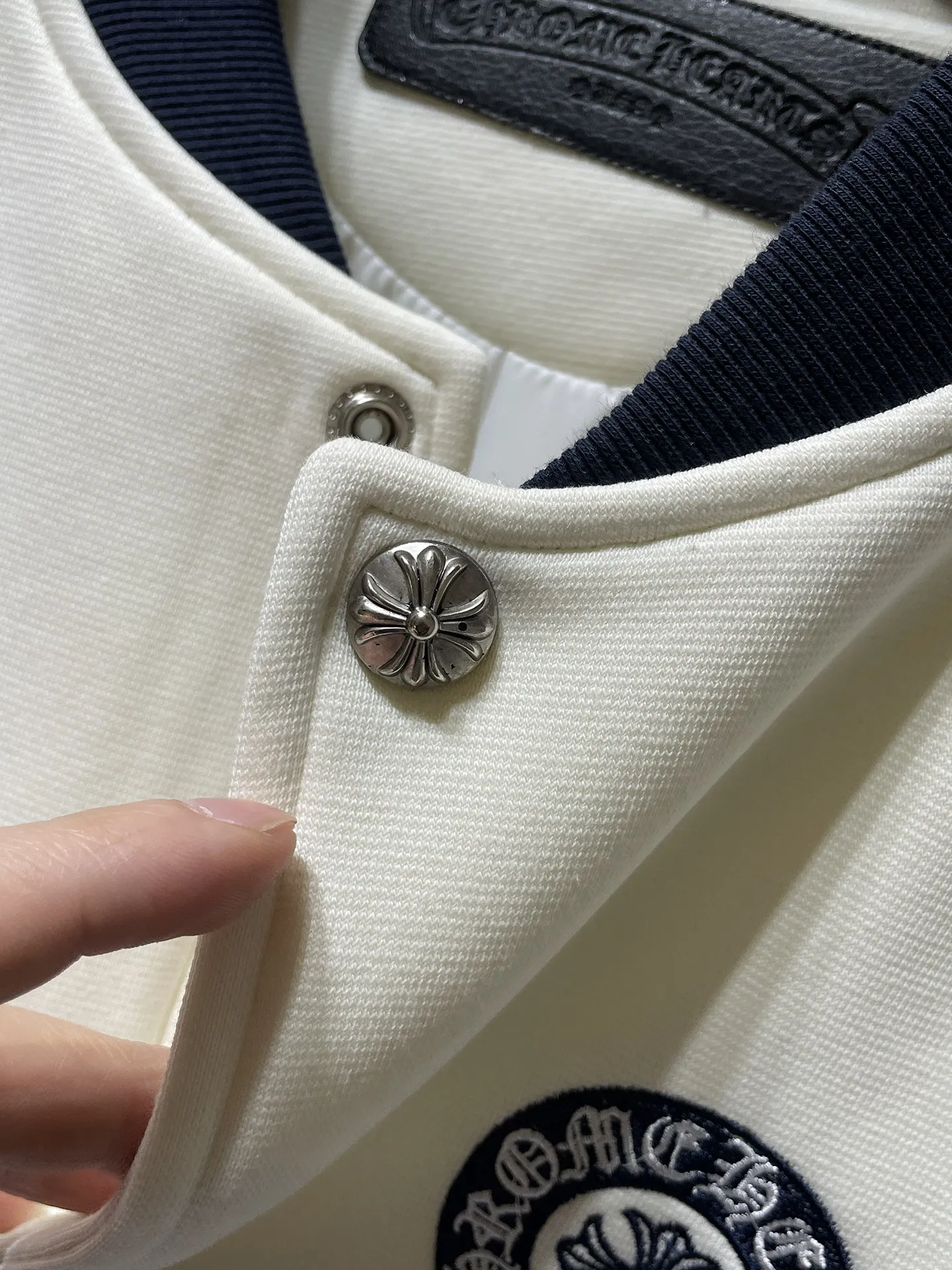 P436 Chrome Hearts 🍁Winter clothing is here🍁New Year's clothing Sanskrit cross woolen leather sleeves spliced ​​baseball embroidered cotton clothing Heavy embroidery➕Double sleeve splicing special technology Counter synchronization, heavy industry! ! Customized version of thickened woolen fabric, silk lining, customized version of hardware, not the ordinary version on the market! ! 🌈Recommended colors: black and white stitching 🌈Code numbers: S, M, L, XL